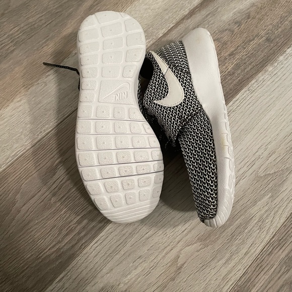 Kids size 4 Nike Roshe Run sneakers - Picture 4 of 4